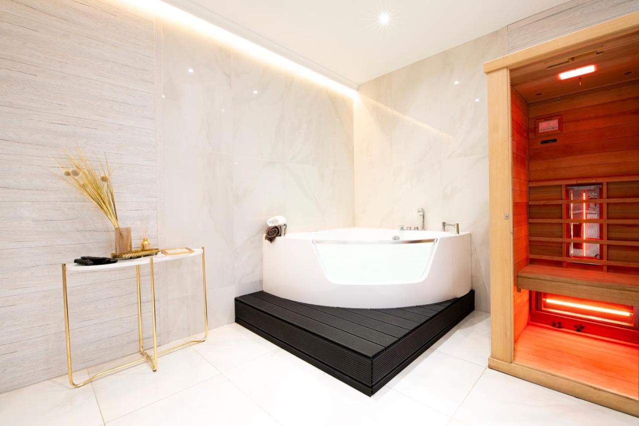 Bona Jacuzzi Club Aparthotel Cracovia Esterno foto